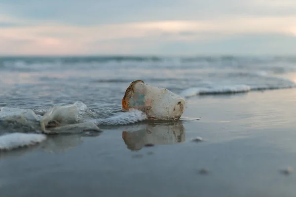 Пластиковые Бутылки Водой Мусор Загрязнение Окружающей Среды Оставленные Пляже Защита — стоковое фото