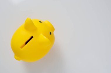 Beyaz arka planda domuz kumbarası (Tasarruf konsepti))