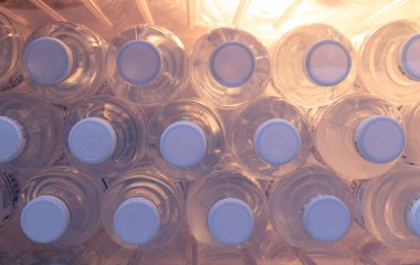 Plastik içme suyu şişelerini üst üste koy, buzdolabına koy (temiz içme suyu). Standart üretim sürecinden geçtikten sonra