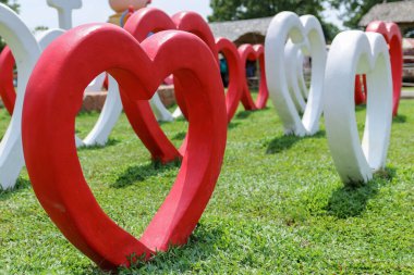 Çimenlerde kırmızı ve beyaz kalpler doğal ışık (aşk konsepti) Sevgililer Günü