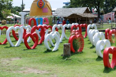 Çimenlerde kırmızı ve beyaz kalpler doğal ışık (aşk konsepti) Sevgililer Günü