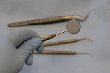 Bir elinde diş aynası