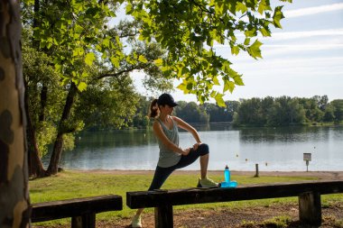 Egzersiz yaptıktan sonra parkta kısırlaştıran bir kadın.