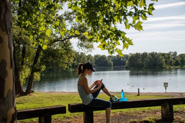 Egzersiz yaptıktan sonra parkta kısırlaştıran bir kadın.