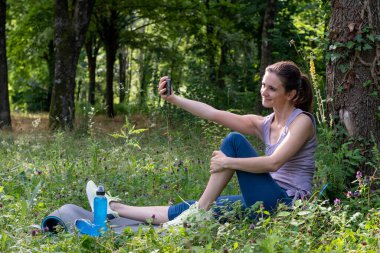 Yogada lotus pozisyonunu yaparken rahatlayan bir kadın.