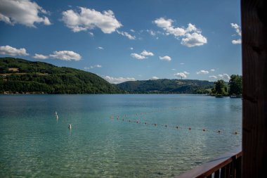 Bir yaz gününde huzurlu bir kristal su gölü.