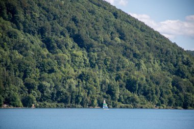 Bir yaz gününde huzurlu bir kristal su gölü.