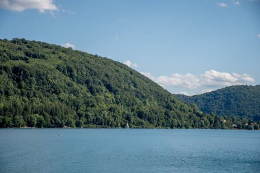 Bir yaz gününde huzurlu bir kristal su gölü.