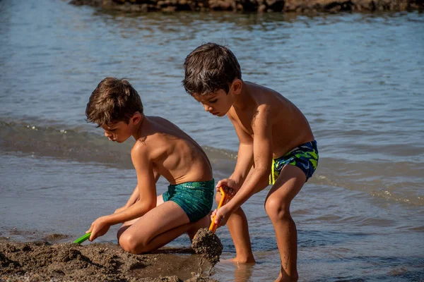 Zwei Kinder Spielen Strand Mit Der Sonne Einem Sonnigen Tag — Stockfoto