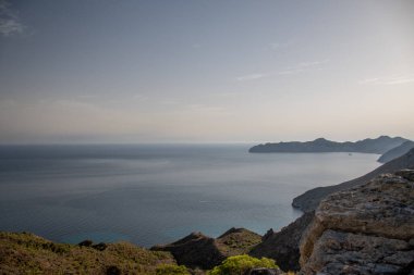 Deniz manzaralı güzel bir dağ manzarası.