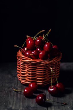 Çiy damlalarında kiraz bir sepette.