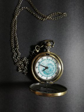 Siyah bir arkaplanda ilham bulmak için geçmişe dönük büyülü çekimleri izle