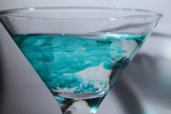 Dans Van Blauwe Verf Water Een Glas Als Textuur — Stockfoto
