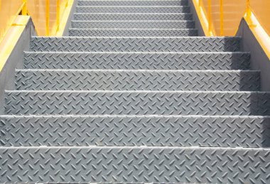 Üst geçide giden yeni metal merdiven..