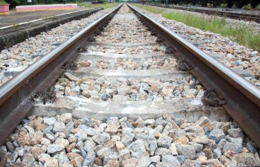 Gün içinde istasyonda tren rayları