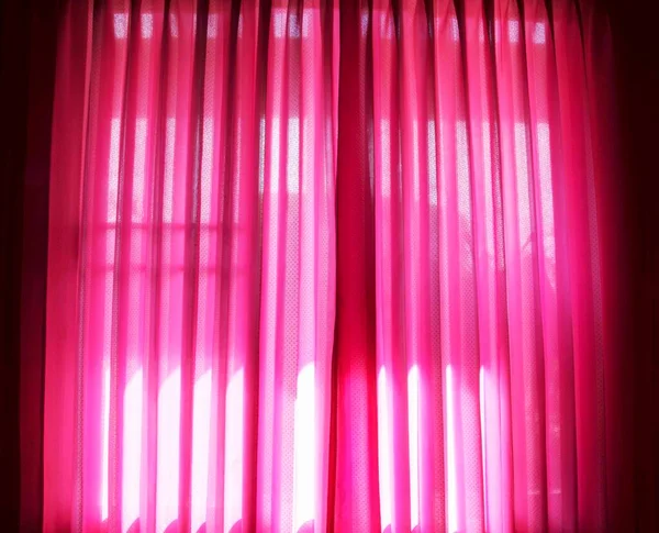 Pencere Kenarında Parlak Güneş Işığı Olan Pembe Perdeler — Stok fotoğraf