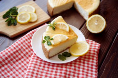 masada limon üst görünümü ile cheesecake