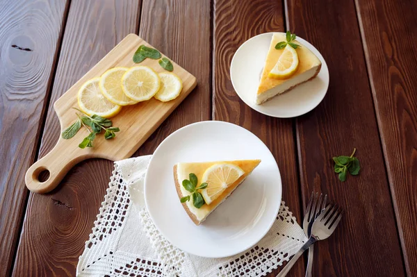 テーブルの上にレモントップビューを持つチーズケーキ — ストック写真