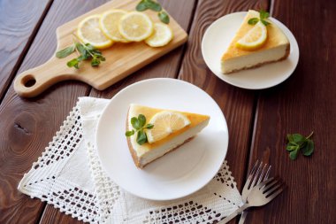 masada limon üst görünümü ile cheesecake