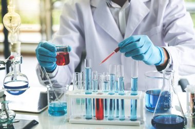 Laboratuvarda kaliteli ve etkili ürünler geliştirmek için kimya deneyi yapan bilim adamı bilim konseptine.