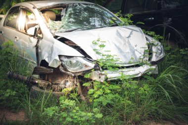 Kazadan zarar gören arabanın enkazı onarılmayı ve nakliye konseptini bekliyor..