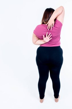 Asyalı şişman kadın egzersiz yaptıktan sonra kaslarını gevşetmek için kollarını esnetiyor. Beyaz arka planda kilo vermek, insanlara konsept vermek ve egzersiz yaparak sağlık hizmetleri vermek için.