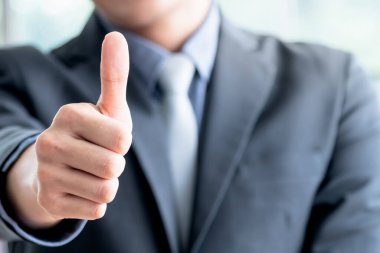 Büyük bir sembol oluşturan bir iş adamının el resmi. İyi iş kavramı başarılıdır..