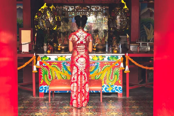 Rug Van Een Aziatische Vrouw Draagt Een Rode Cheongsam Staat — Stockfoto