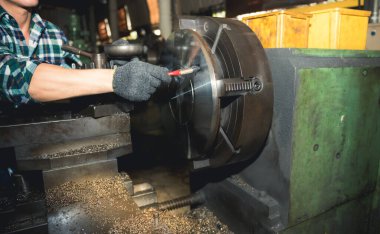 Mühendisler, teknisyenler çelik ambalajlarını kontrol ederek çalışıyorlar, endüstriyel fabrikadaki işyerinde kısmen üretim hattında, işçi konseptine.