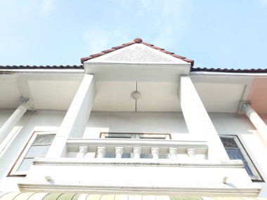 Beyaz Saray ve balkonun altında. Tayland 'da mimarlık. mavi gökyüzü