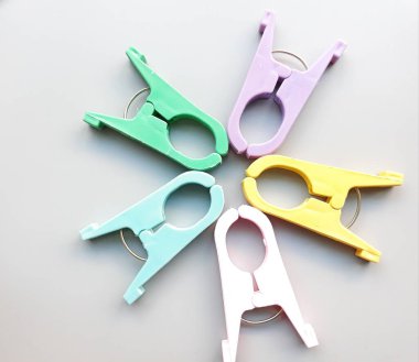 Plastik klipslerin ya da mandalların renkli arkaplanı. sevimli arkaplan