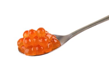 Kaşık izole kırpma yolu beyaz zemin üzerine kırmızı havyar. Yakın çekim. Makro.