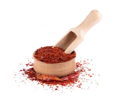 Beyaz arka plan üzerinde izole kuru ve ezilmiş chili biber. Ahşap kase kırmızı biber biber.