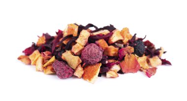 Meyve çay ebegümeci, elma, ahududu, gül yaprakları ve köpek-gül, izole beyaz arka plan üzerinde.