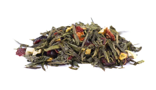 Grüner Ceylon-Tee mit Beeren und Früchten - Apfel, Hundsrose, Erdbeere und Preiselbeere, isoliert auf weißem Hintergrund. — Stockfoto