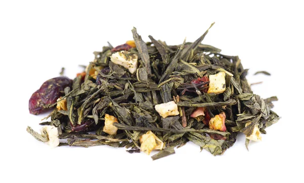 Grüner Ceylon-Tee mit Beeren und Früchten - Apfel, Hundsrose, Erdbeere und Preiselbeere, isoliert auf weißem Hintergrund. — Stockfoto