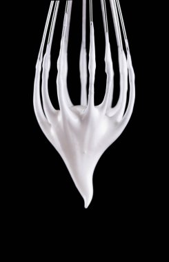 Metal çırpma teli ile çırpılmış yumurta akı, siyah arka plan üzerine izole. Kırpma yolu.