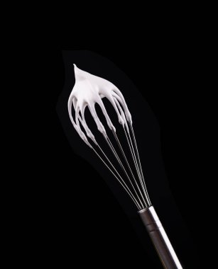 Metal çırpma teli ile çırpılmış yumurta akı, siyah arka plan üzerine izole. Kırpma yolu.