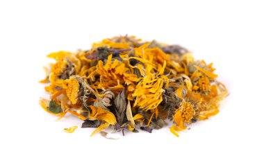 Kurumuş takvim çiçekleri beyaz arkaplanda izole edilmiş.