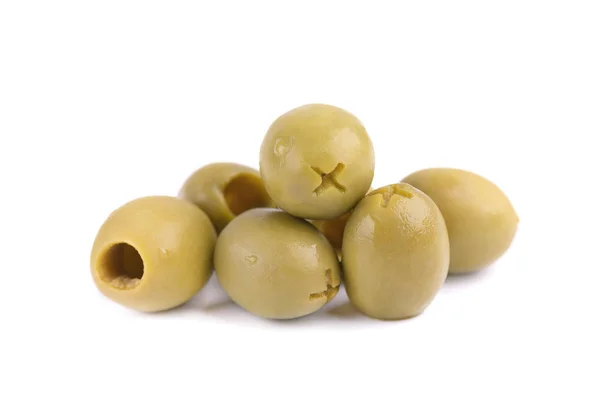Urkärnade och marinerade gröna oliver, isolerad på vit bakgrund. — Stockfoto