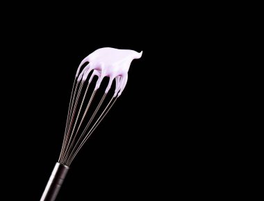 Metal çırpma teli ile pembe krema siyah arka plan üzerine izole. Kırpma yolu.