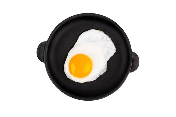Ou prăjit pe tigaie, vedere de sus. Izolat pe fundal alb . — Fotografie, imagine de stoc