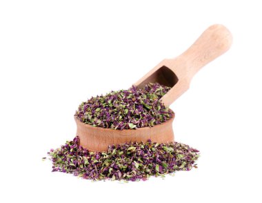 Ahşap kase kurutulmuş kekik çiçekleri, beyaz arka plan üzerinde izole. Doğal otlar - kekik.