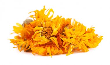 Beyaz arka plan üzerinde izole kurutulmuş calendula çiçekler. Tedavi edici otlar.