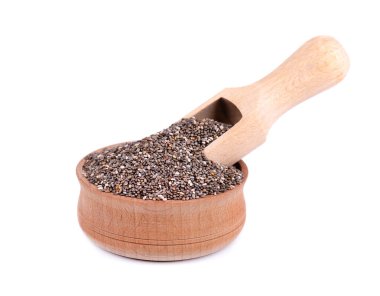 Kaşıkla tahta kasechia tohumları, beyaz arka plan üzerinde izole. Sağlıklı süper yiyecekler. Küçük organik chia tohumları closeup makro.