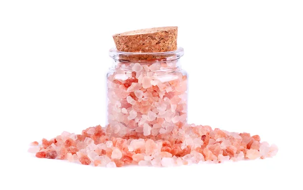 Sal rosa do Himalaia em frasco de vidro, isolado sobre fundo branco. Sal rosa do Himalaia em cristais . — Fotografia de Stock