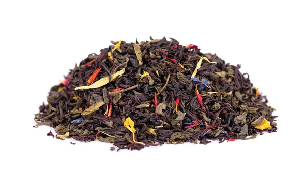 Черный и зеленый Цейлонский чай с сухими цветами - календулы, лепестки роз и василька, выделенные на белом фоне. Закрыть . — стоковое фото