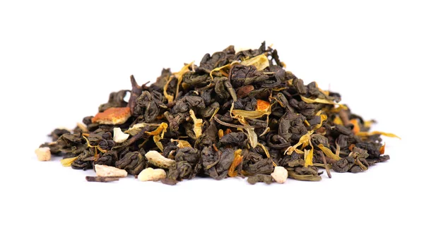 Groene Ceylon thee met droge bloemen en gecandied oranje, geïsoleerd op witte achtergrond. Close-up. — Stockfoto