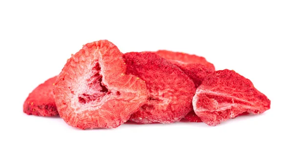 Rodajas de fresa secas aisladas sobre fondo blanco. Chips de fresas deshidratadas . —  Fotos de Stock