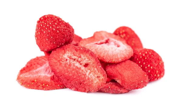 Torkade jordgubbs skivor isolerade på vit bakgrund. Dehydratiserade jordgubbar chips. — Stockfoto